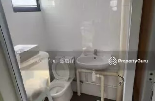 Room Rent • Bukit Batok • 135 Bukit Batok West Avenue 6 • S$1300 • 3-Room (2 BR) • Master Room