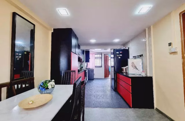 House Sale • Newton • 75 Whampoa Drive • S$350000 • 3-Room (2 BR) • 699ft² / 64m²