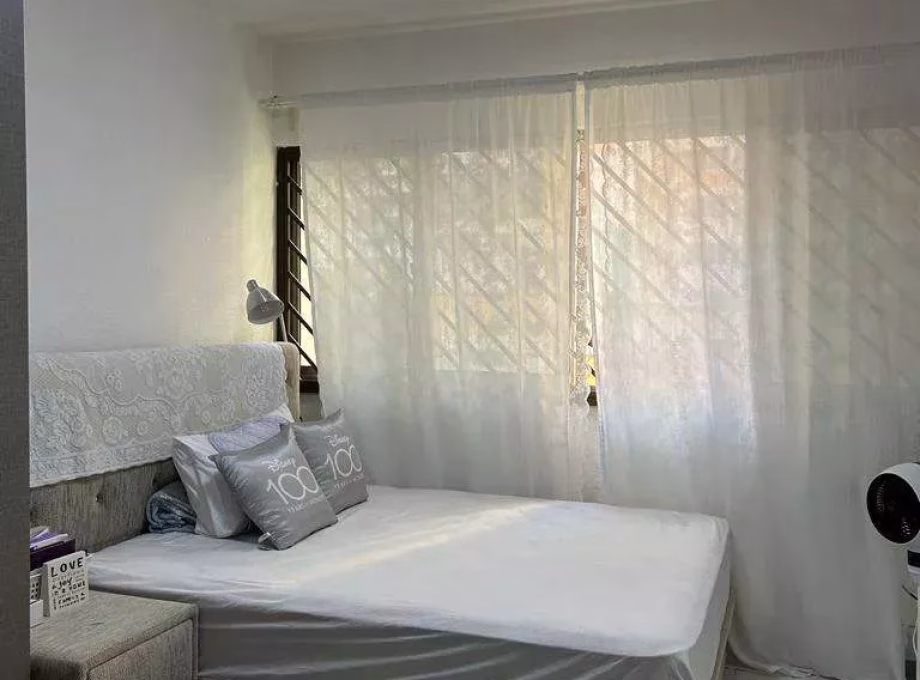 Room Rent • Rochor • 850 Yishun Street 81 • S$850 • 5-Room (4 BR) • Common Room Photo