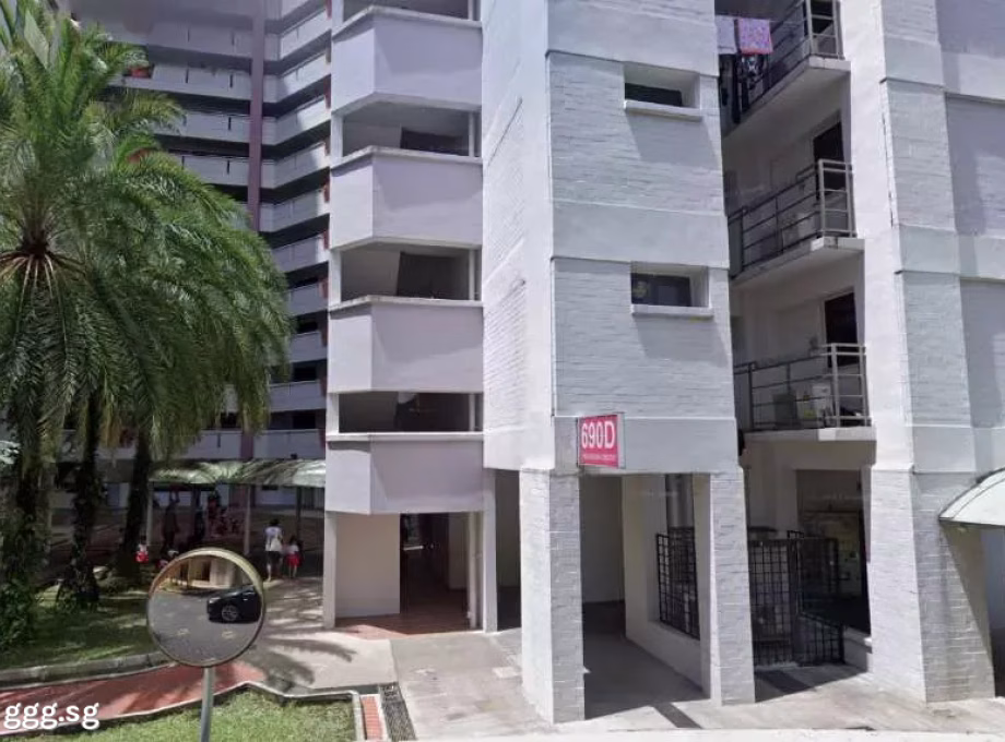 Room Rent • Geylang • 690D Choa Chu Kang Crescent • S$1200 • 4-Room (3 BR) • Common Room Photo