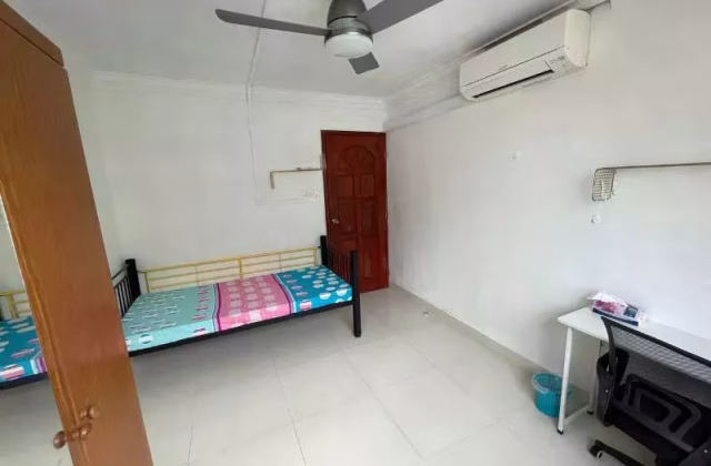 Room Rent • Singapore River • 515 Hougang Avenue 10 • S$1000 • 5-Room (4 BR) • Common Room