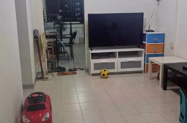 Room Rent • Bukit Batok • 138 Bukit Batok West Avenue 6 • S$950 • 3-Room (2 BR) • Common Room