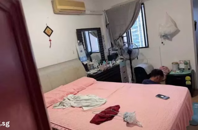 Room Rent • Bukit Batok • 136 Bukit Batok West Avenue 6 • S$1200 • 4-Room (3 BR) • Master Room