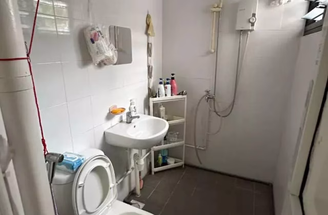 Room Rent • Bukit Batok • 324 Bukit Batok Street 33 • S$1200 • 3-Room (2 BR) • Master Room