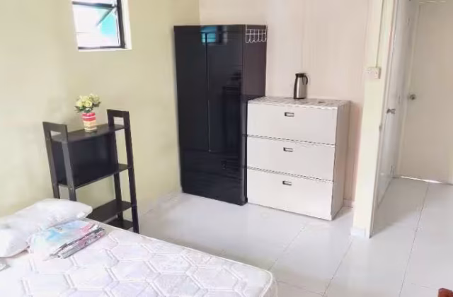 Room Rent • Singapore River • 574 Hougang Street 51 • S$800 • 5-Room (4 BR) • Common Room