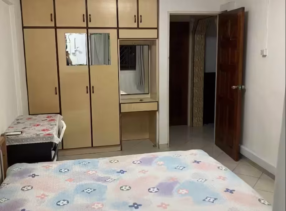 Room Rent • Singapore River • 677 Hougang Avenue 8 • S$1250 • 3-Room (2 BR) • Master Room Photo