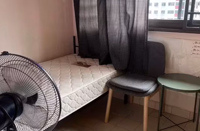 Room Rent • Clementi • 105 Henderson Crescent • S$680 • 3-Room (2 BR) • Common Room