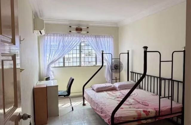 Room Rent • Jurong West • 925 Jurong West Street 92 • S$800 • 4-Room (3 BR) • Maid Room