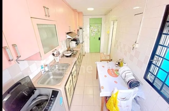 House Sale • Jurong West • 668A Jurong West Street 64 • S$580000 • 3-Room (2 BR) • 915ft² / 85m²