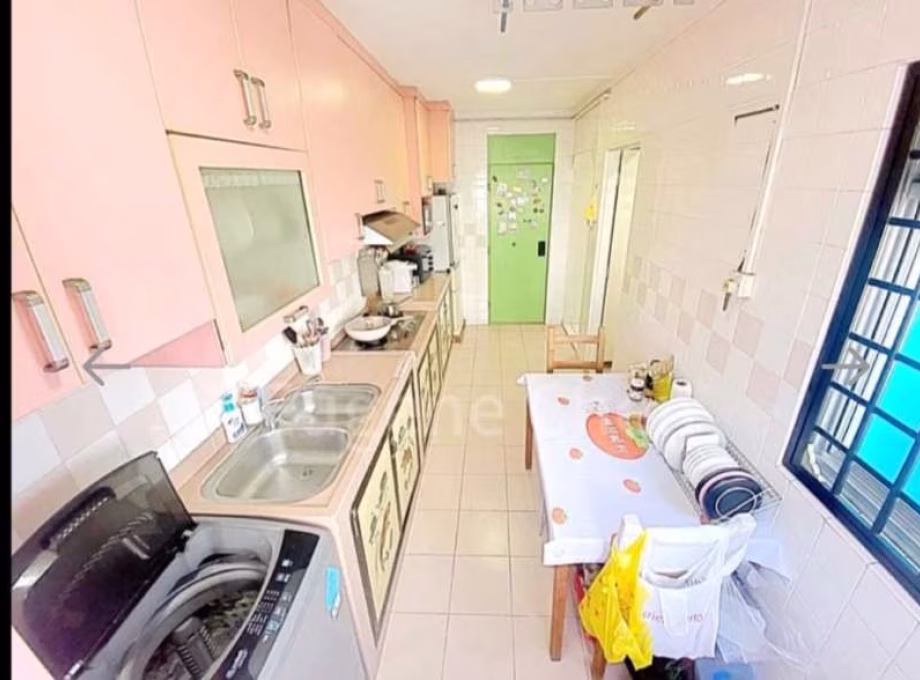 House Sale • Jurong West • 668A Jurong West Street 64 • S$580000 • 3-Room (2 BR) • 915ft² / 85m² Photo