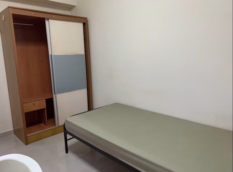 Room Rent • Queenstown • 52 Strathmore Avenue • S$1000 • 4-Room (3 BR) • Common Room Photo