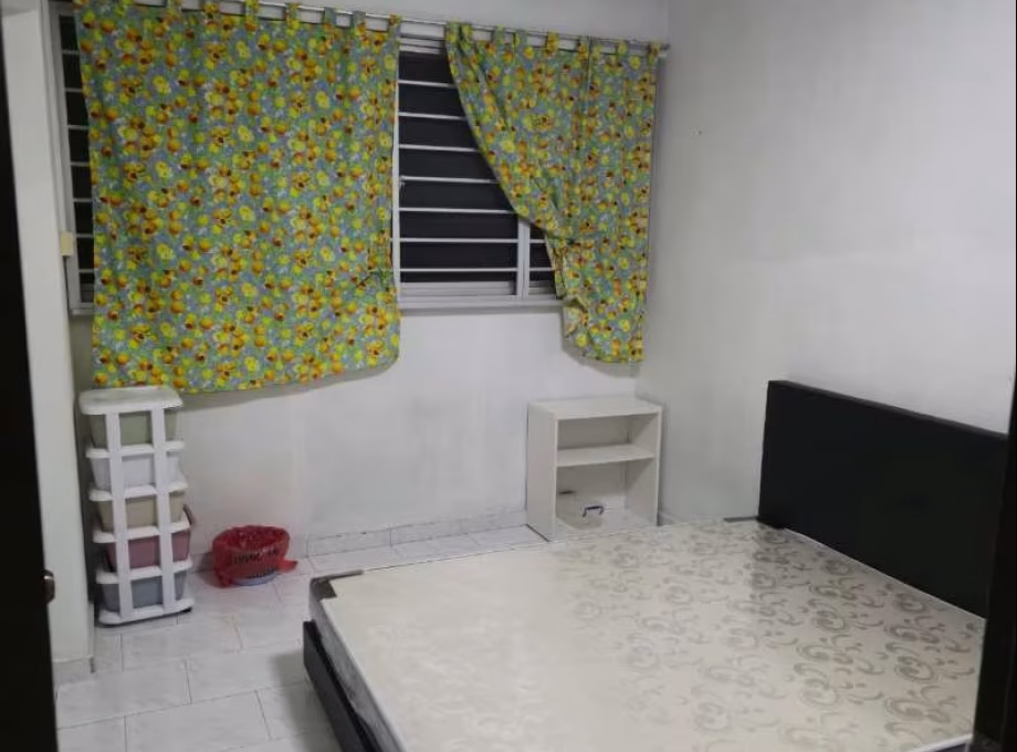 Room Rent • Pasir Ris • 104 Pasir Ris Street 12 • S$900 • 3-Room (2 BR) • Common Room Photo