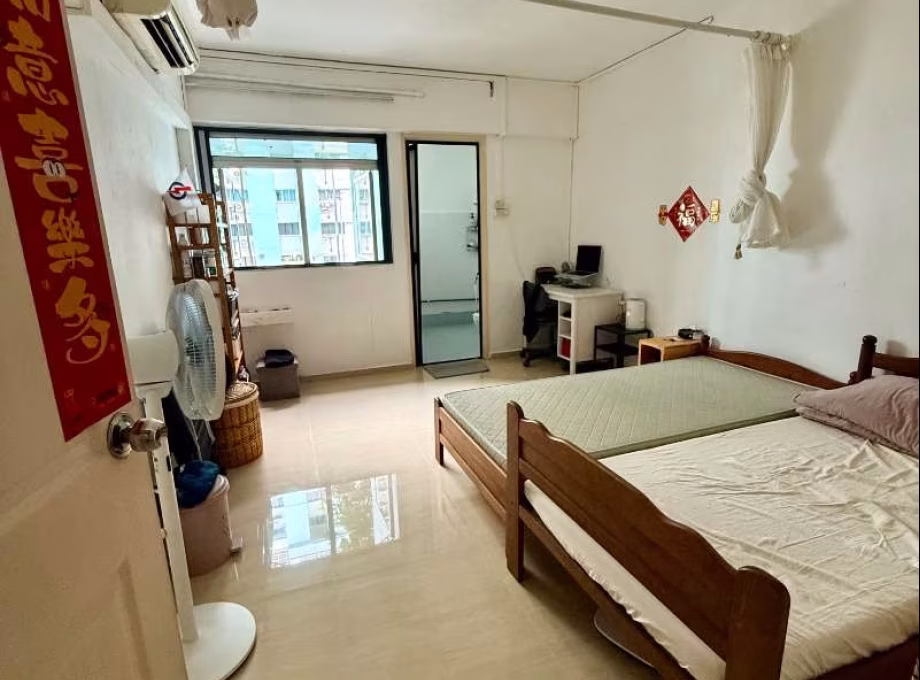 Room Rent • Tampines • 272 Tampines Street 22 • S$650 • 4-Room (3 BR) • Master Room Photo