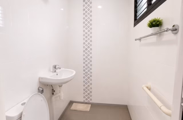 House Sale • Serangoon • 233 Serangoon Avenue 3 • S$650000 • 3-Room (2 BR) • 904ft² / 83m²